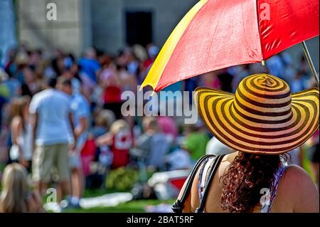 Persone in un concerto o festival all'aperto. Prince's Island Park, Calgary, Alberta, Canada Foto Stock