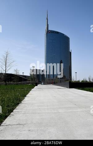 Milano, Italia. 28 Marzo 2020. MILANO, ITALIA - 28 marzo 2020: Mostra generale quasi deserta Torre UniCredit ('UniCredit Tower'). Il governo italiano ha imposto restrizioni senza precedenti per fermare la diffusione dell'epidemia di coronavirus COVID-19, tra le altre misure i movimenti delle persone sono autorizzati solo per il lavoro, per l'acquisto di beni essenziali e per motivi di salute. (Foto di Nicolò campo/Sipa USA) Credit: Sipa USA/Alamy Live News Foto Stock