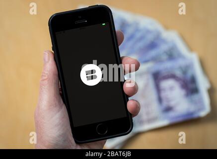 Una donna che utilizza l'app B-Social banking e di contabilità condivisa su un telefono cellulare. (Solo per uso editoriale) Foto Stock