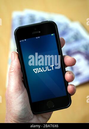 Una donna che utilizza l'app DeVere Vault su un telefono cellulare. (Solo per uso editoriale) Foto Stock