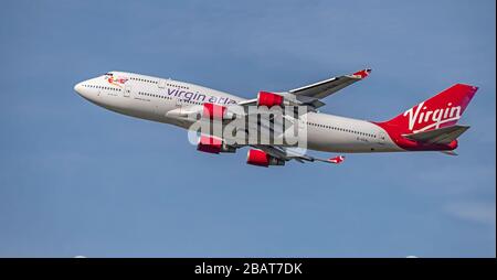 Virgin Alantic, Boeing 747-400 G-VGAL, "Jersey Girl" con partenza dall'aeroporto di Manchester Foto Stock