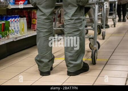 24 marzo 2020 - Montreal, QC, Canada: Marcatori di allineamento e decalcomanie sul pavimento per la distanza di sicurezza, carrelli commerciali, Coronavirus (COVID-19) Pandemic, Store Foto Stock