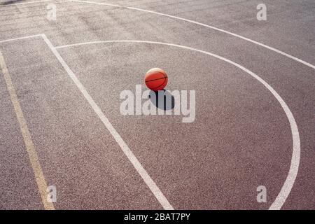 Palla sul campo da pallacanestro all'aperto, nessuna gente al mattino Foto Stock