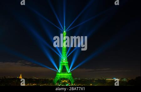 Torre Eiffel illuminata di notte a Parigi, Francia Foto Stock