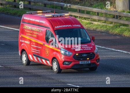 2018 Ford Transit Custom 300 Trend; carichi anomali scorta veicolo pilota; traffico veicolare, veicoli in movimento, guida di veicoli, strade, furgoni, motorizzazione sulla autostrada M6 Foto Stock