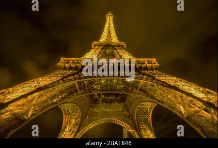 Torre Eiffel illuminata di notte a Parigi, Francia Foto Stock