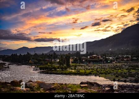 Bel tramonto con una bella vista del fiume Lidder a Pahalgam Kashmir, India. Foto Stock