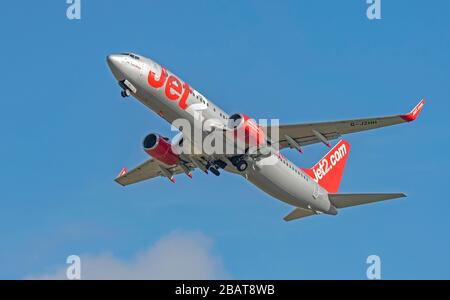 Jet2 Boeing 737, G-JZHH con partenza dall'aeroporto di Manchester "Jet2CostaBrava" Foto Stock