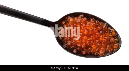 Caviale rosso in cucchiaio nero isolato su sfondo bianco Foto Stock