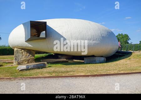 Il Padiglione Radić, progettato dall'architetto cileno Smiljan Radić, è installato presso il giardino Hauser & Wirth di Bruton, Somerset, Inghilterra, Regno Unito Foto Stock