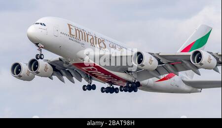 Emirates Airbus A380, A6-EEE con partenza dall'Aeroporto di Manchester Foto Stock