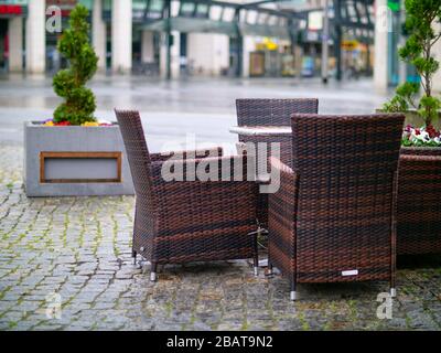 Leere Stühle und Tische Dresden Corona Virus Gastronomie Foto Stock