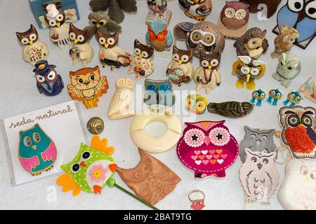 Collezione OWL. Materiali, forme, colori e dimensioni diversi. Souvenir dal mondo. Foto Stock