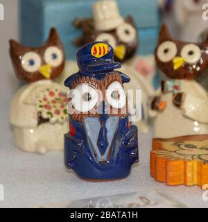 Collezione OWL. Materiali, forme, colori e dimensioni diversi. Souvenir dal mondo. Foto Stock