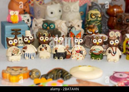 Collezione OWL. Materiali, forme, colori e dimensioni diversi. Souvenir dal mondo. Foto Stock