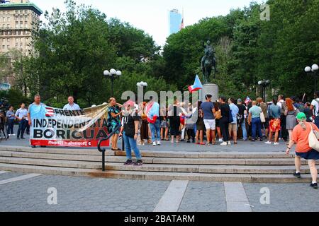 Decine di manifestanti si sono mobilitati a seguito delle dimissioni del governatore di Puerto Rico Ricardo A. Rosselló a Union Square a Manhattan, il 24th LUGLIO 2019 a New Foto Stock