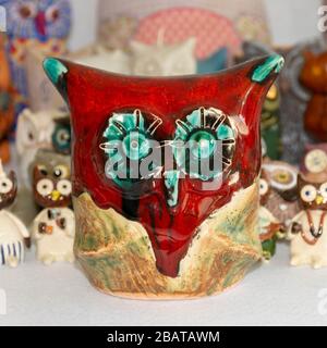 Collezione OWL. Materiali, forme, colori e dimensioni diversi. Souvenir dal mondo. Foto Stock