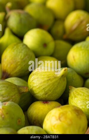 Fichi gialli freschi maturi al mercato contadino primo piano Foto Stock
