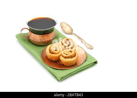 Panini caldi alla cannella appena sfornati serviti con caffe' nero preparato fotografato su sfondo bianco con ampio spazio per le copie. Foto Stock