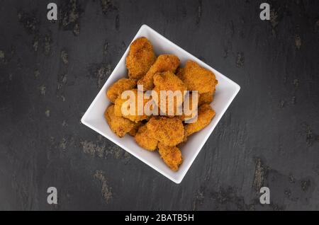 Pepite di pollo fatte in casa su sfondo vintage (messa a fuoco selettiva; primo piano) Foto Stock