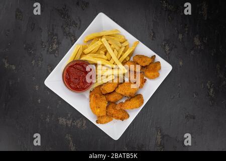 Pepite di pollo fatte in casa su sfondo vintage (messa a fuoco selettiva; primo piano) Foto Stock