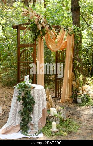 Bellissimo altare di nozze in giardino. Foto Stock