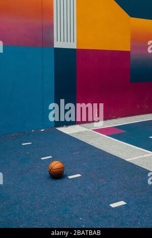 Colorato campo da basket a Pigalle Foto Stock