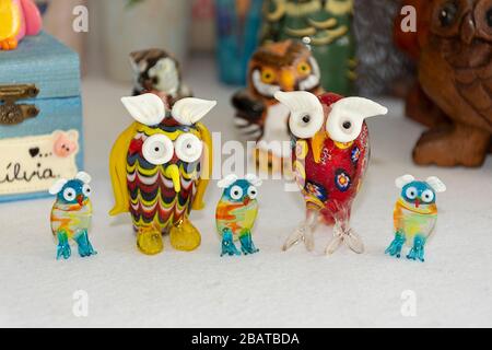 Collezione OWL. Materiali, forme, colori e dimensioni diversi. Souvenir dal mondo. Foto Stock