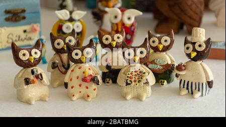 Collezione OWL. Materiali, forme, colori e dimensioni diversi. Souvenir dal mondo. Foto Stock