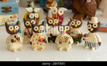 Collezione OWL. Materiali, forme, colori e dimensioni diversi. Souvenir dal mondo. Foto Stock