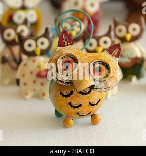 Collezione OWL. Materiali, forme, colori e dimensioni diversi. Souvenir dal mondo. Foto Stock