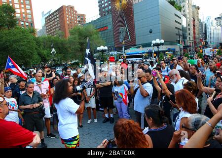 Decine di manifestanti si sono mobilitati a seguito delle dimissioni del governatore di Puerto Rico Ricardo A. Rosselló a Union Square a Manhattan, il 24th LUGLIO 2019 a New Foto Stock