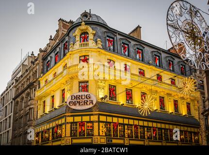 Edificio ristorante dell'Opera della droga in Grétry Street, Grand Place, nel centro storico della città di bruxelles nel periodo natalizio - Bruxelles, Belgio Foto Stock