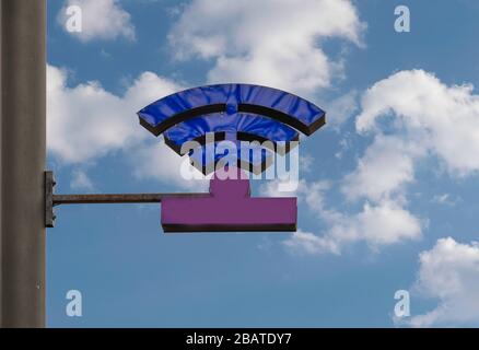 Registrati per la zona wi-fi gratuita all'esterno in un parco su sfondo blu cielo Foto Stock