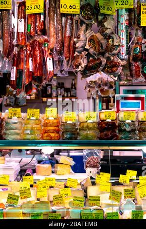 Deli, cheesemongers e bancarelle di salumi al mercato di Triana (Mercado de Triana), Siviglia, Andalusia, Spagna Foto Stock