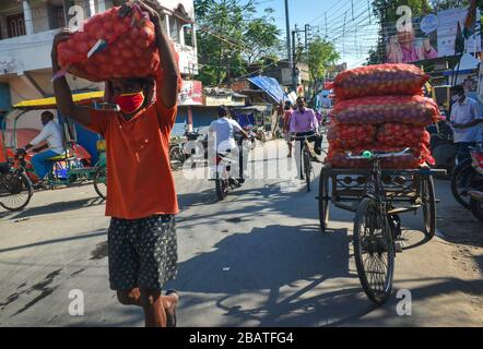 Kolkata, India. 29 marzo 2020. Un uomo sta portando Onions su un mercato durante il periodo di blocco per Covid 19 (Foto di Sudipta Das/Pacific Press) Credit: Pacific Press Agency/Alamy Live News Foto Stock