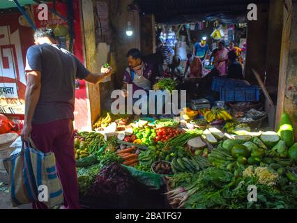 Kolkata, India. 29 marzo 2020. Le persone stanno comprando verdure dal mercato durante il periodo di grazia di blocco (foto da Sudipta Das/Pacific Press) Credit: Pacific Press Agency/Alamy Live News Foto Stock