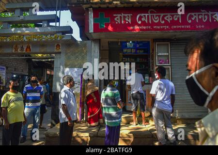 Kolkata, India. 29 marzo 2020. La gente sta comprando le medicine dal negozio medico durante il periodo di grazia di blocco (foto da Sudipta Das/Pacific Press) accreditamento: Agenzia di stampa del Pacifico/Notizie dal vivo di Alamy Foto Stock