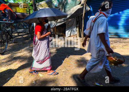 Kolkata, India. 29 marzo 2020. Un anziano cittadino indossa la maschera e va al mercato durante questo blocco (foto di Sudipta Das/Pacific Press) Credit: Pacific Press Agency/Alamy Live News Foto Stock