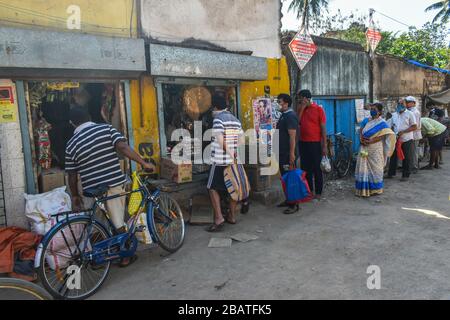 Kolkata, India. 29 marzo 2020. La gente sta comprando gli articoli della drogheria dal mercato durante il periodo di grazia di blocco (foto da Sudipta Das/Pacific Press) accreditamento: Agenzia di stampa del Pacifico/Notizie dal vivo di Alamy Foto Stock