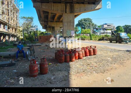 Kolkata, India. 29 marzo 2020. Un distributore di gas che attende i suoi ragazzi di consegna durante in Lock Down da Covid 19 (Foto di Sudipta Das/Pacific Press) Credit: Pacific Press Agency/Alamy Live News Foto Stock