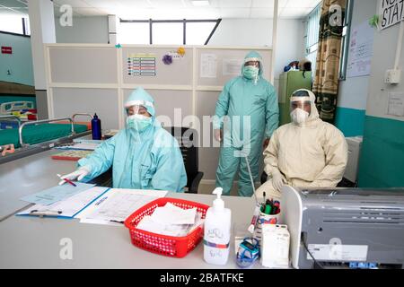 Kathmandu, Nepal. 29 marzo 2020. Funzionari medici che indossano dispositivi di protezione individuale (PPE) che lavorano all'interno dell'ospedale il sesto giorno di Lockdown imposto dal governo al Karuna Hospital a Budanilkantha a Kathmandu, Nepal, Domenica 29 marzo 2020. Il Nepal ha riportato il sesto caso positivo del virus corona. (Foto di Prabin Ranabhat/Pacific Press) Credit: Pacific Press Agency/Alamy Live News Foto Stock