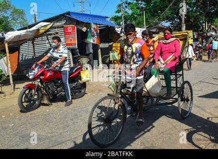 Kolkata, India. 29 marzo 2020. Le persone stanno cavalcando sul risciò mentre ritornano dal mercato durante il periodo di grazia di blocco (foto da Sudipta Das/Pacific Press) Credit: Pacific Press Agency/Alamy Live News Foto Stock