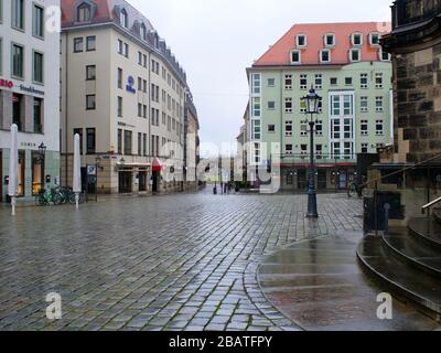 Dresden Kneepenmeile Münzgasse in der Altstadt bei Regen während Coronavirus Lockdown 2020 COVID-19 ristoranti gastronomici Foto Stock