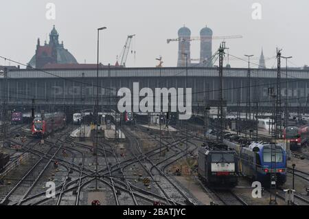 Monaco, Germania. 29 marzo 2020. I treni in arrivo e in partenza possono essere osservati alla stazione centrale di Monaco. A causa delle restrizioni all'uscita, la situazione dei passeggeri ferroviari è cambiata. Credit: Felix Hörhager/dpa/Alamy Live News Foto Stock