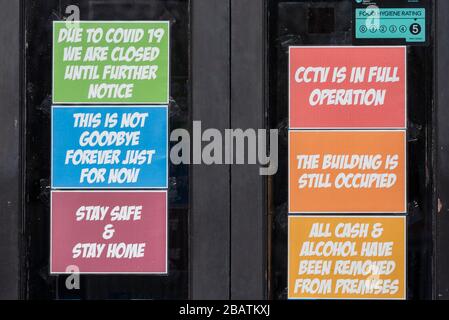 Il Cliff pub, casa pubblica, chiuso durante il COVID-19 Coronavirus pandemic focolaio di blocco. Messaggi ai clienti. Non arrivederci. Massima sicurezza Foto Stock