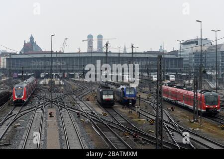 Monaco, Germania. 29 marzo 2020. I treni in arrivo e in partenza possono essere osservati alla stazione centrale di Monaco. A causa delle restrizioni all'uscita, la situazione dei passeggeri ferroviari è cambiata. Credit: Felix Hörhager/dpa/Alamy Live News Foto Stock