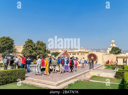 Turisti a Jantar Mantar, una collezione di diciannove strumenti astronomici architettonici nella Città Vecchia, Jaipur, Rajasthan, India Foto Stock