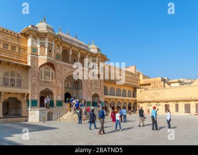 L'ingresso di Ganesh Pol al palazzo dal Jaleb Chowk (cortile principale), Amber Fort, Jaipur, Rajasthan, India Foto Stock