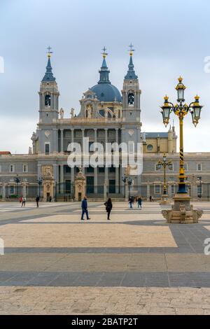 Madrid, Spagna - 13 febbraio 2020: La Cattedrale dell'Almudena è la cattedrale di Madrid, Spagna. E' una delle attrazioni della citta'. Foto Stock